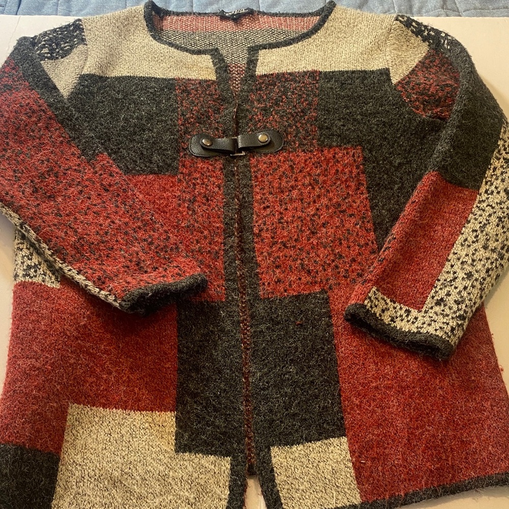 Cozy and Warm Colorblock Knit Cardigan with Toggle Closure